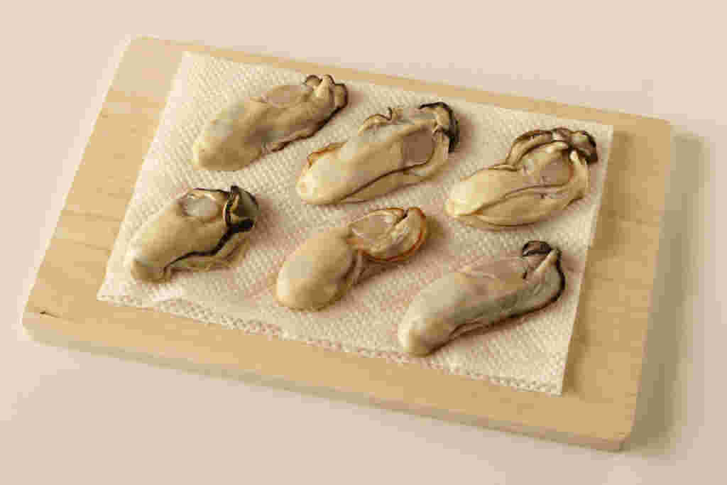 下処理した牡蠣をキッチンペーパーに並べて水気をとる
