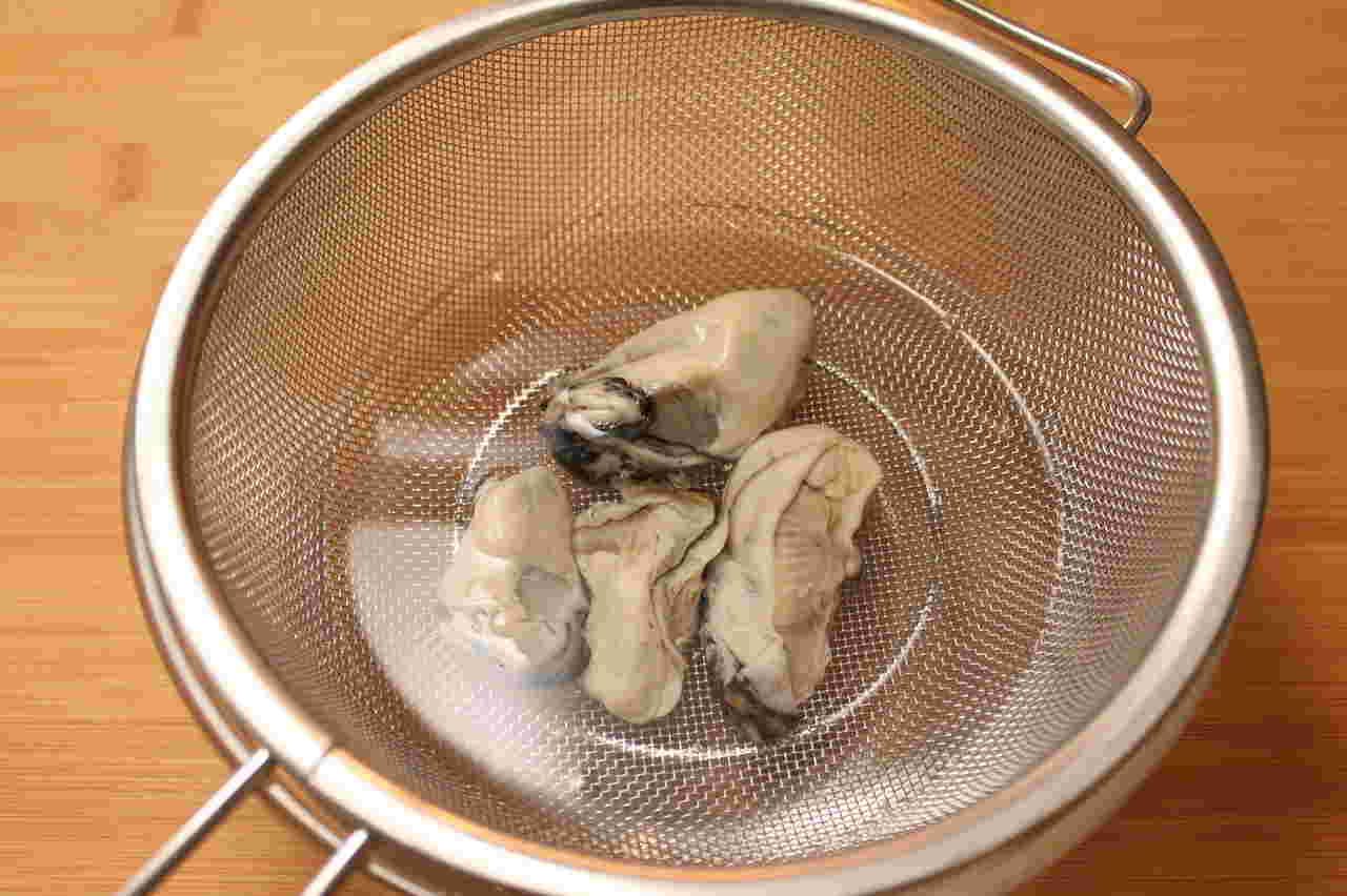 牡蠣をボウルで洗う