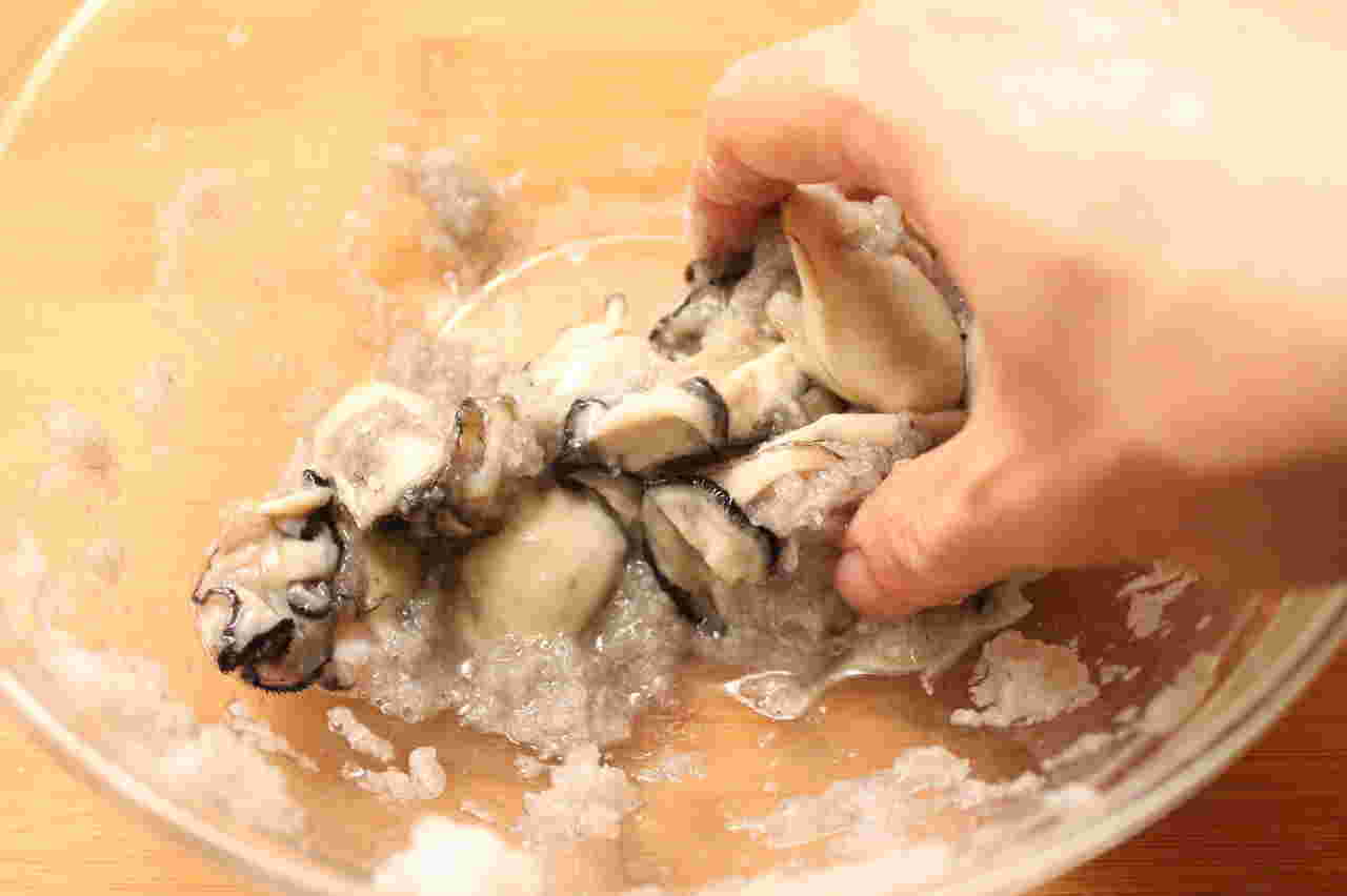 牡蠣を大根おろしで洗う