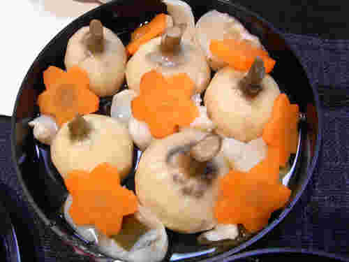 器に盛られた飾り人参とくわいが華やかにみえて美味しそう