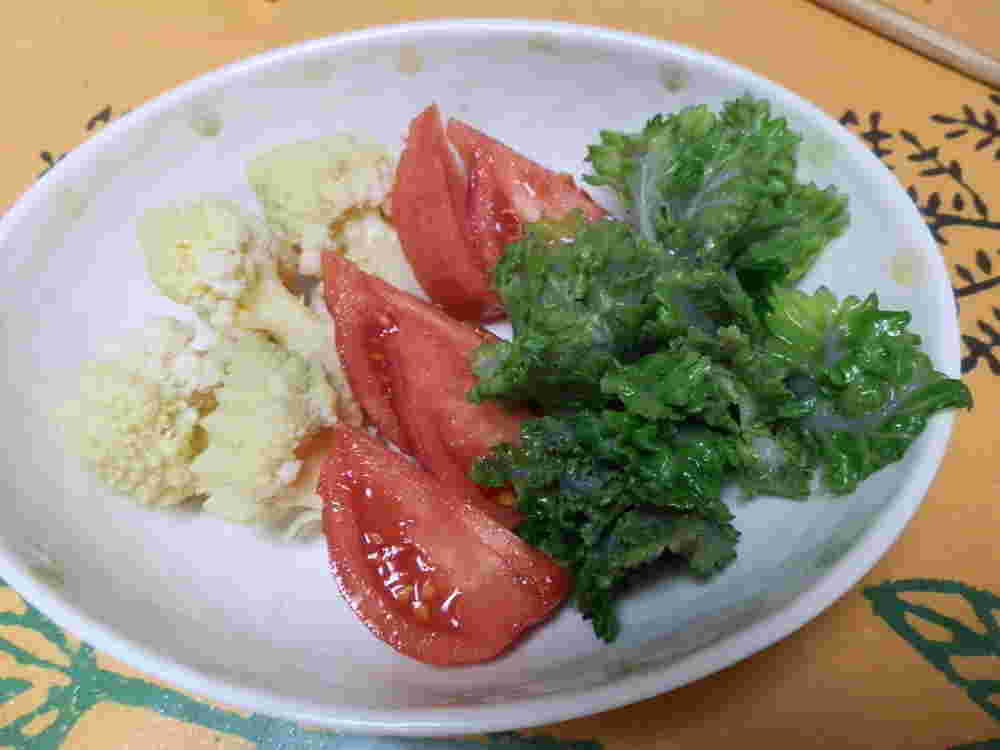 プチベールのサラダ。トマトも入っている