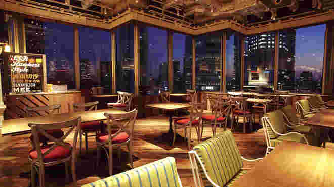 夜景が一望できる大きなガラス窓のある店内