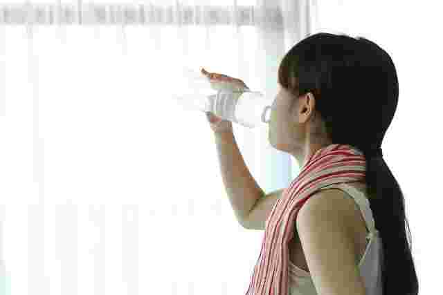 水分を摂取する女性