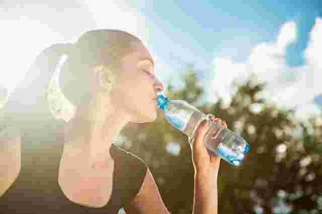 水を飲む女性