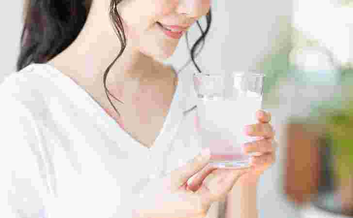 ドリンクを飲む女性