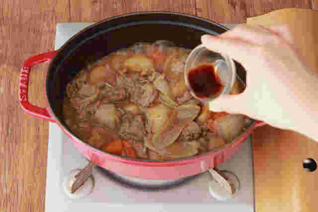肉じゃがを煮込む