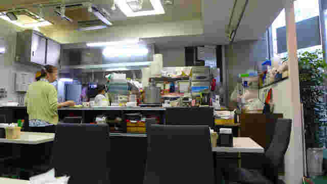 大衆食堂のような店内