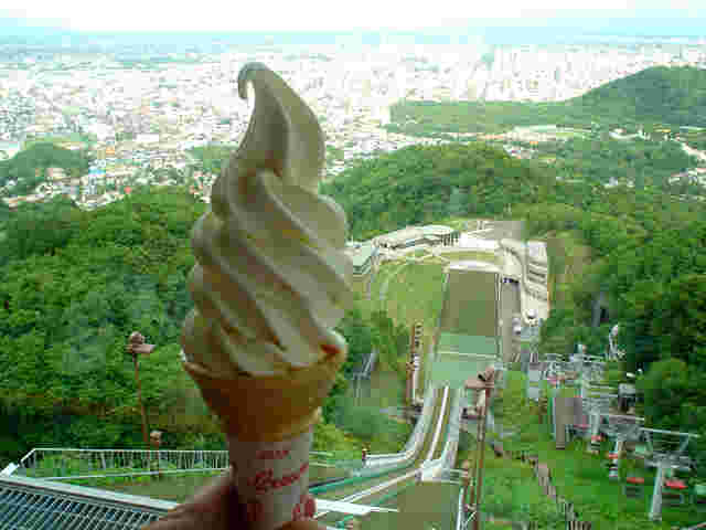 大倉山展望ラウンジ売店夕張メロンソフトクリーム