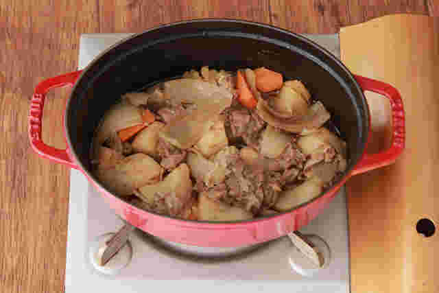煮込んだ肉じゃがに牛肉を加える