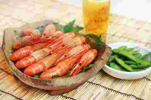 北海シマエビをビールのおつまみに