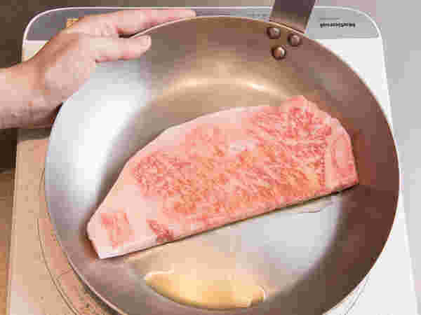 フライパンと生肉