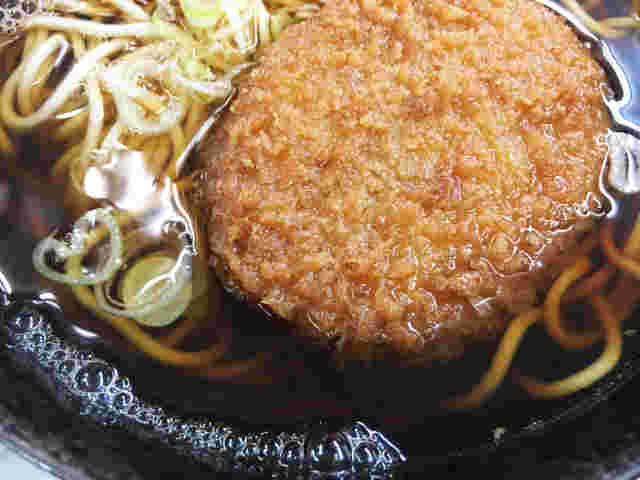 大和屋のコロッケそばのアップ