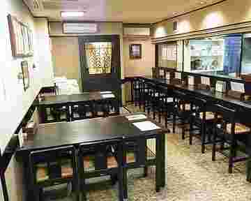 蕎麦屋の店内。蕎麦のしらいし小倉