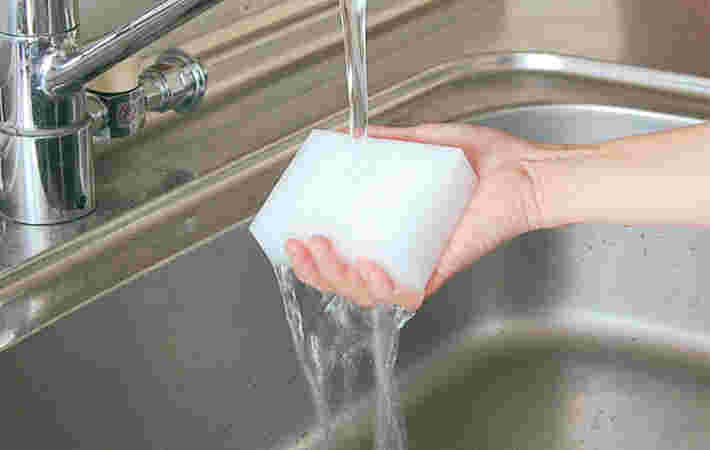 メラミンスポンジに水を含ませるところ