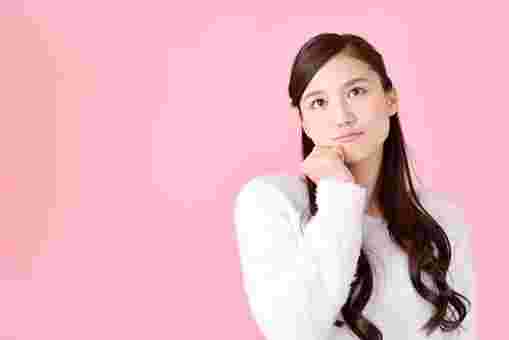 考える女性フリー画像