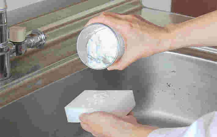 メラミンスポンジに重曹をつける