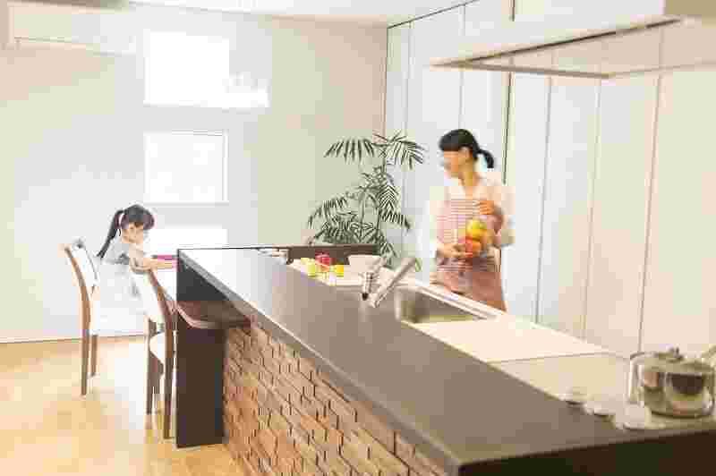 綺麗な部屋で過ごす親子