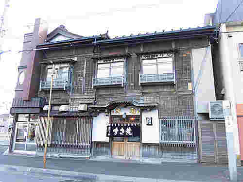 あさり本店の外観、すき焼きの暖簾が出ている