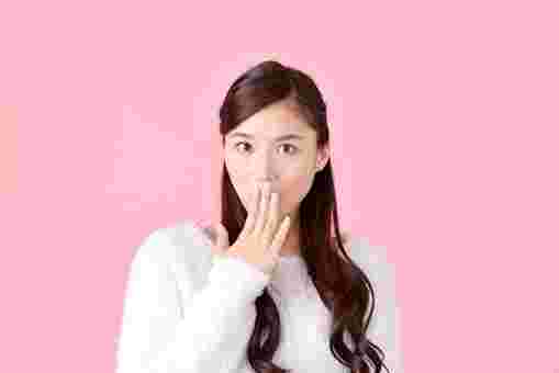 ハッとする女性フリー画像