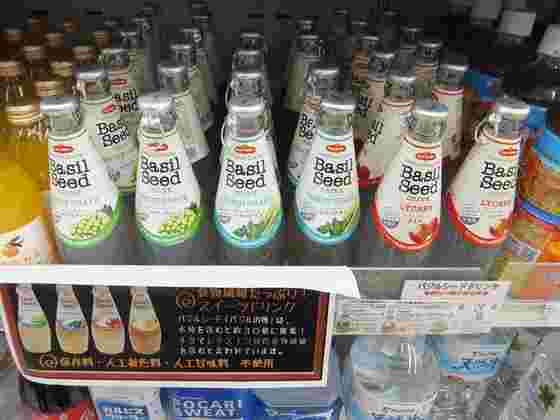 陳列棚のバジルシードドリンク
