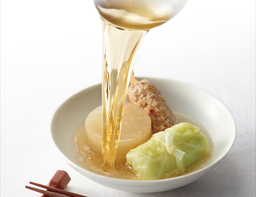 おでんのつゆを注ぐ