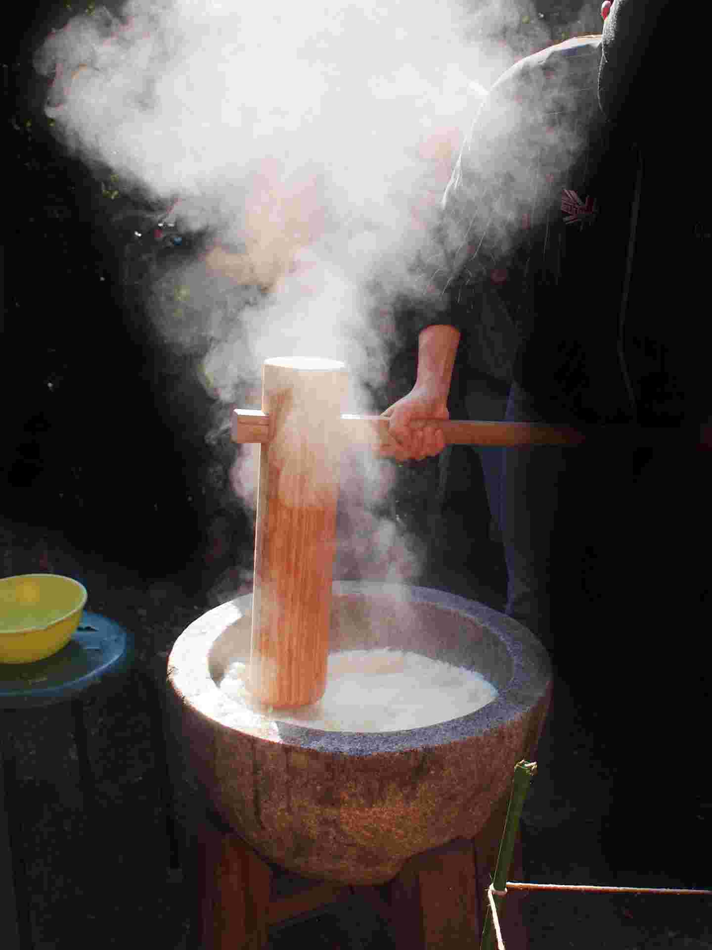 杵で餅をつく様子