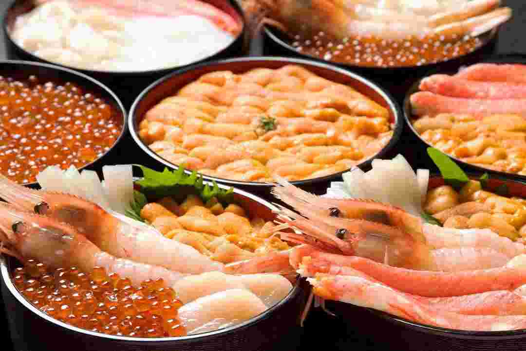 函館の様々な海鮮丼