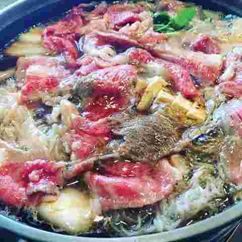 あさりの牛すき焼きが煮えているところ