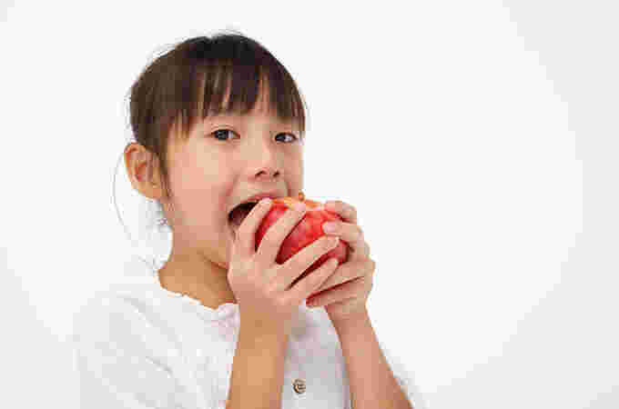 りんごをかじる女の子