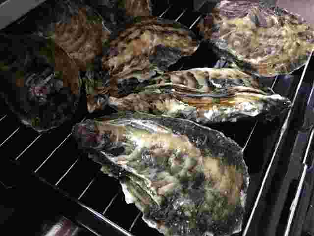 魚焼きグリルに並んだ牡蠣