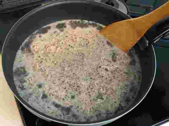 ひき肉を茹でている