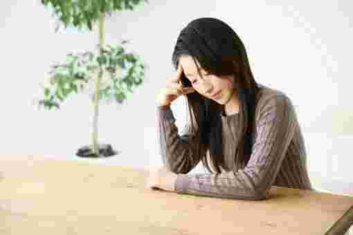頭痛に悩む女性