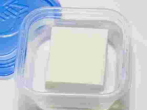 保存容器に入れた豆腐
