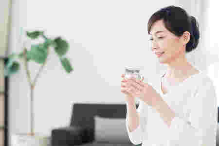 炭酸水を飲む女性
