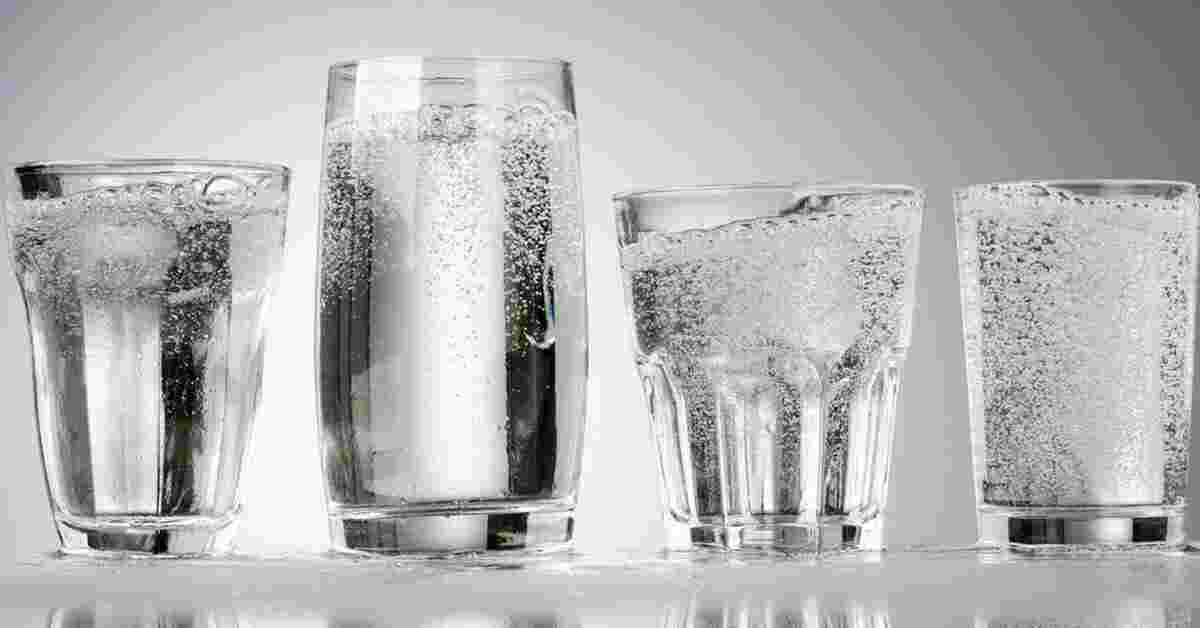 炭酸水が入ったコップ