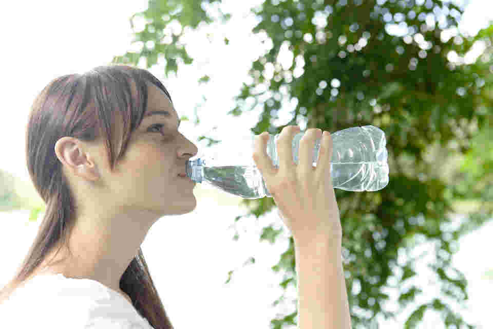 炭酸水を飲む女性