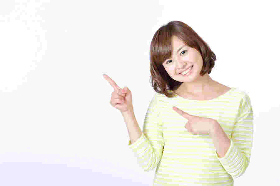 左上を指す女性フリー画像