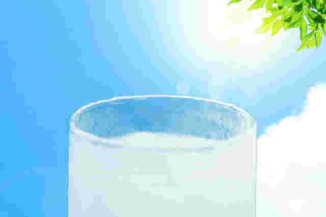 炭酸水が入ったグラス