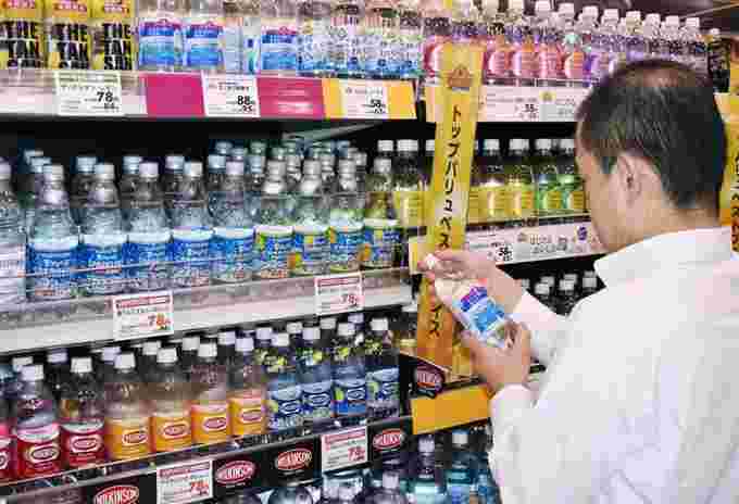 炭酸水売場で、炭酸水を選ぶ人