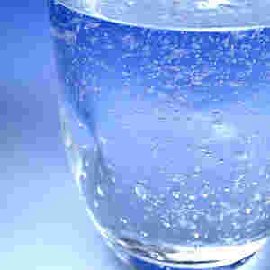 炭酸水がグラスに入っているところ