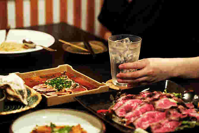 焼酎と料理の画像