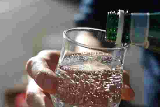 炭酸水をグラスに注いでいるところ
