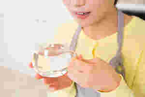 白湯を飲む
