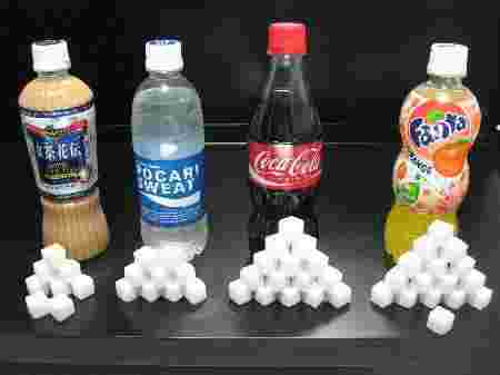ペットボトル飲料とその前に置かれた角砂糖