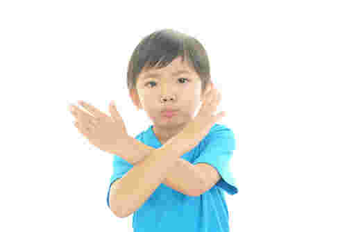 手でバツをする男の子
