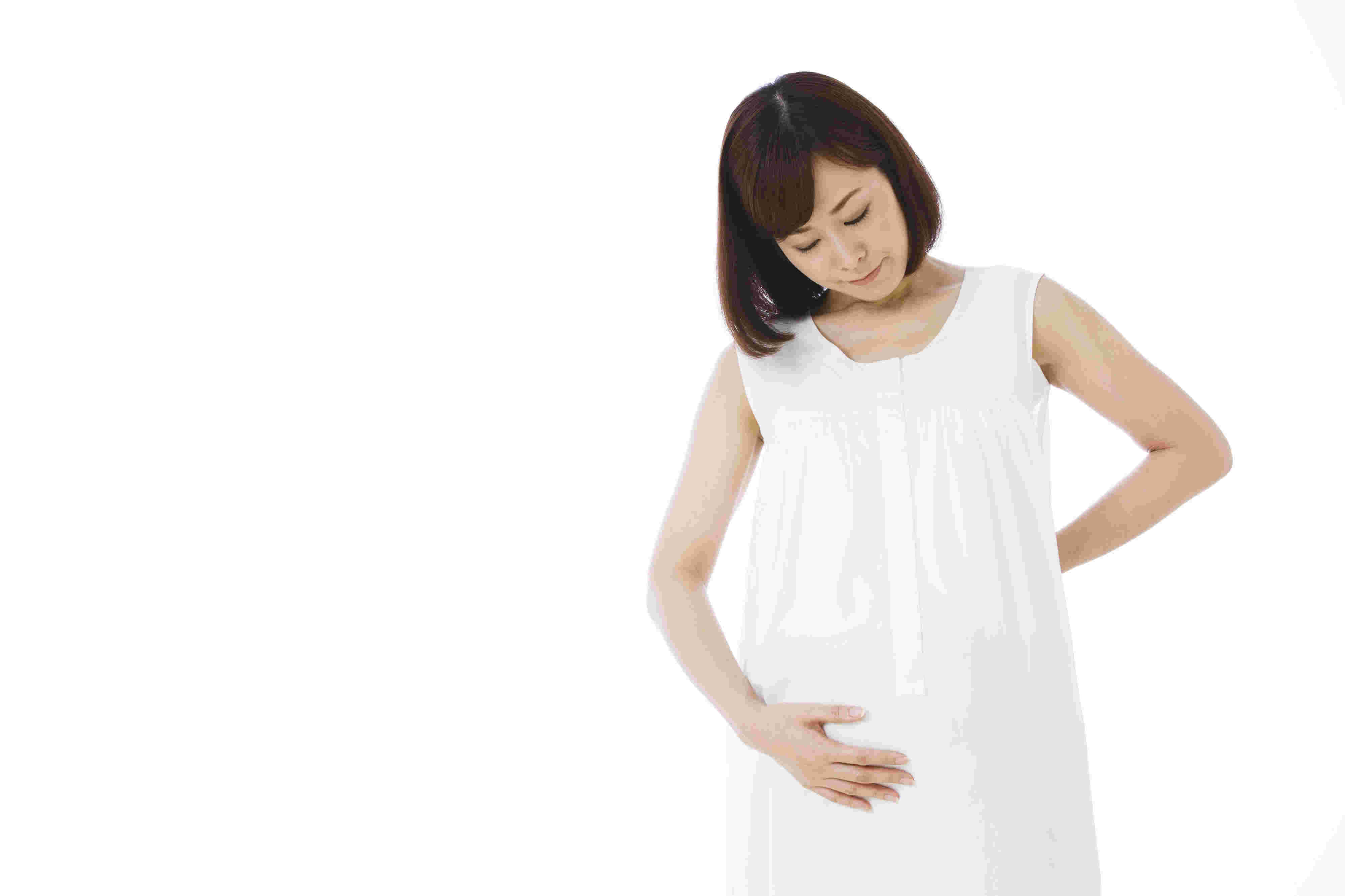 お腹の大きな女性が手をお腹にあてている