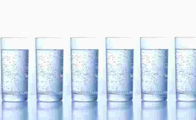 炭酸水の入ったコップが6個