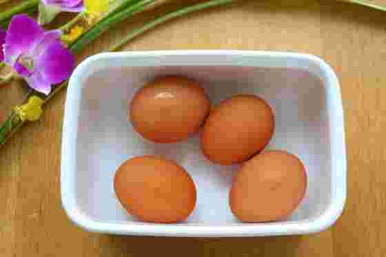 漬け汁に浸かったままの殻付き味付けゆで卵
