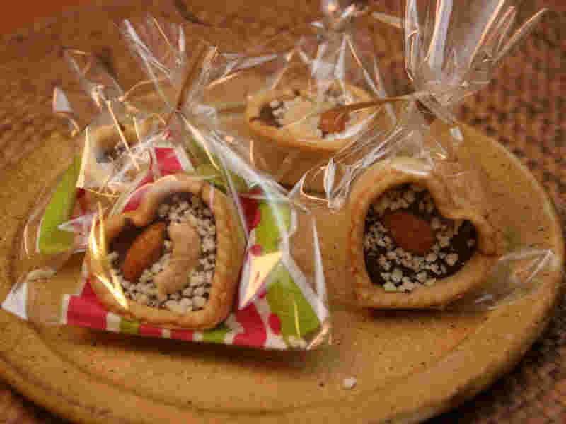 透明の袋で生チョコタルトを包む