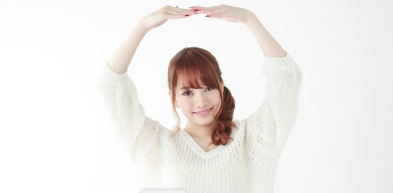 女性がOKと手を挙げて丸を作っています